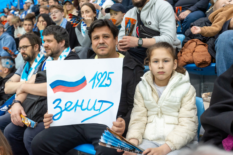 «Все в наших цветах»: болельщики на матче «Зенит»—«Химки»