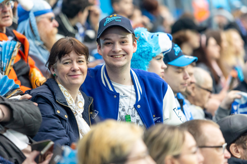 «Все в наших цветах»: болельщики на матче «Зенит»—«Химки»