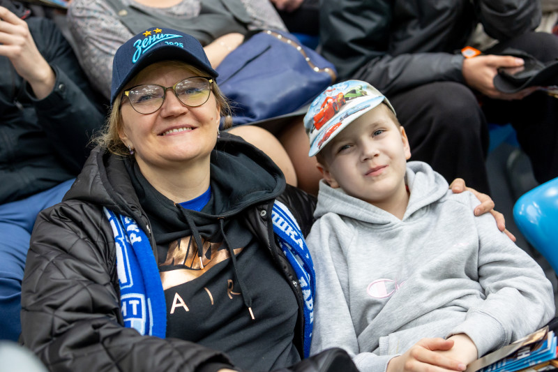 «Все в наших цветах»: болельщики на матче «Зенит»—«Химки»