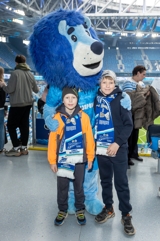 «Все в наших цветах»: болельщики на матче «Зенит»—«Химки»