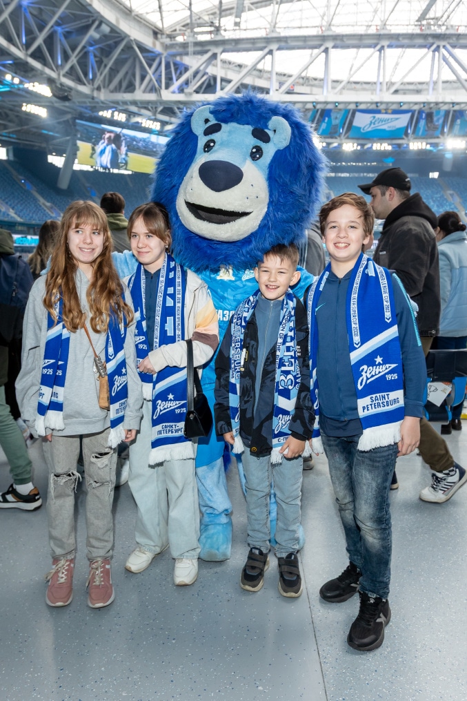 «Все в наших цветах»: болельщики на матче «Зенит»—«Химки»