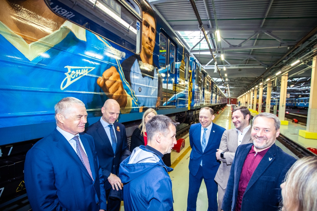 Запуск «Сине-бело-голубой стрелы» — юбилейного поезда «Зенита» в петербургском метро