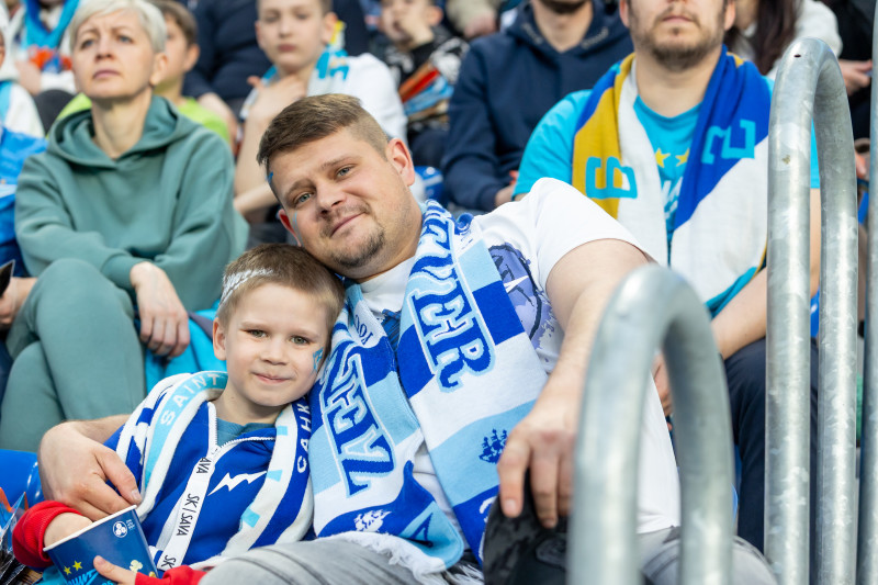 «Все в наших цветах»: болельщики на матче «Зенит»—«Пари НН»