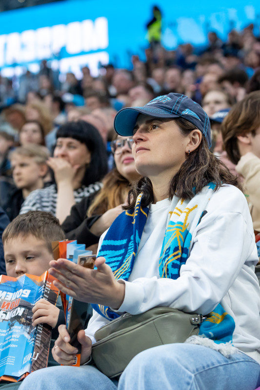 «Все в наших цветах»: болельщики на матче «Зенит»—«Пари НН»