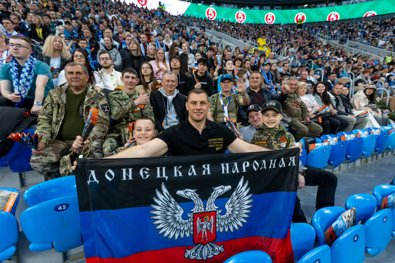 «Все в наших цветах»: болельщики на матче «Зенит»—«Пари НН»