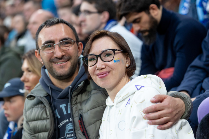 «Все в наших цветах»: болельщики на матче «Зенит»—«Пари НН»