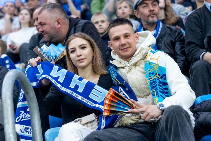 «Все в наших цветах»: болельщики на матче «Зенит»—«Пари НН»