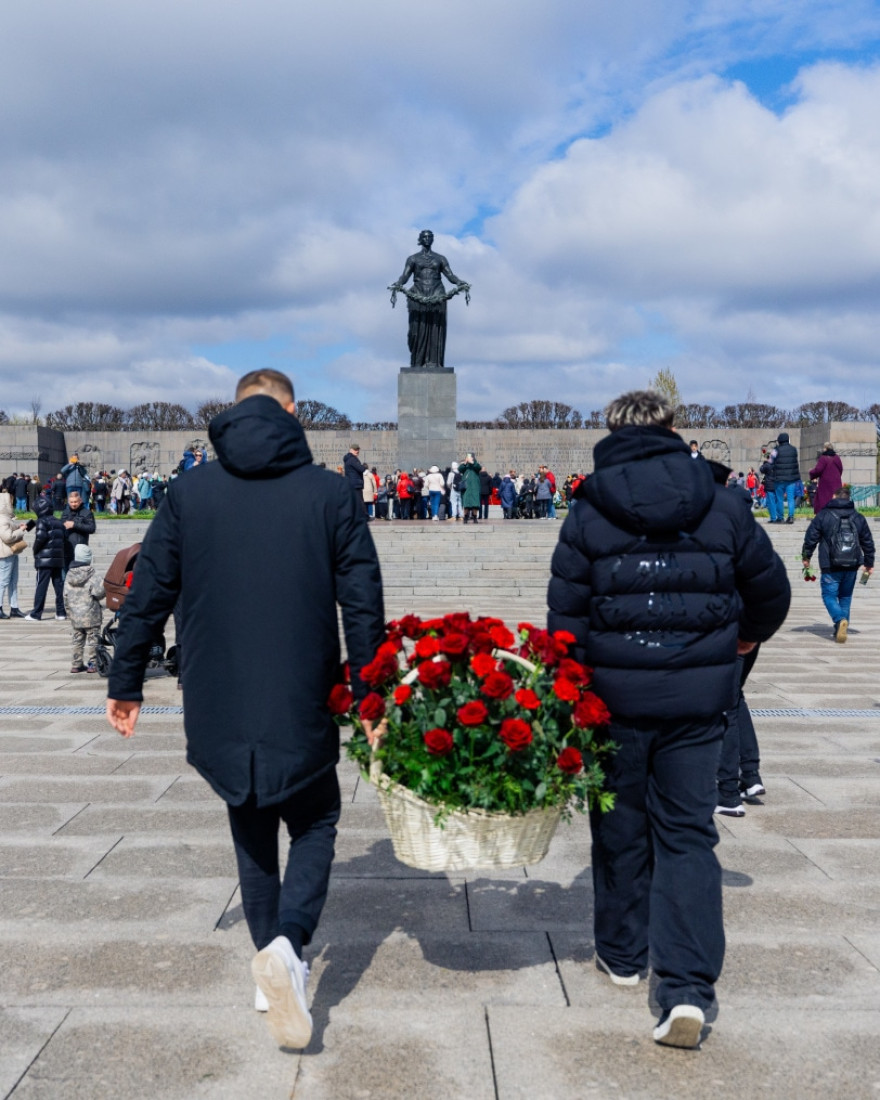 Торжественное возложение цветов на Пискаревском мемориальном кладбище в честь 80-летия Великой Победы