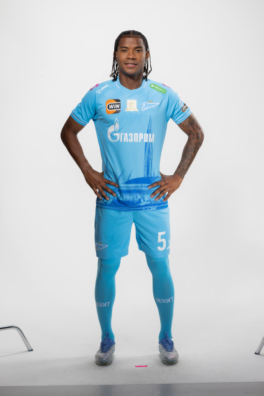 Фотосессия полузащитника ФК «Зенит» Вильмара Барриоса