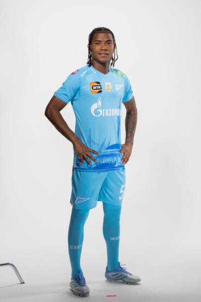 Фотосессия полузащитника ФК «Зенит» Вильмара Барриоса