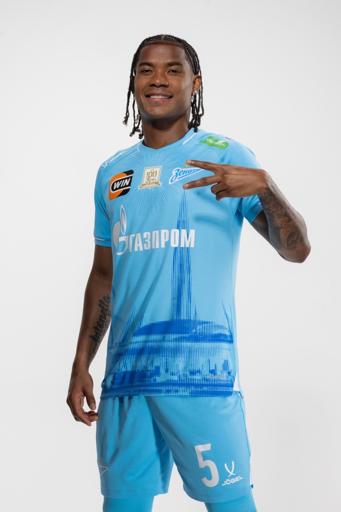 Фотосессия полузащитника ФК «Зенит» Вильмара Барриоса