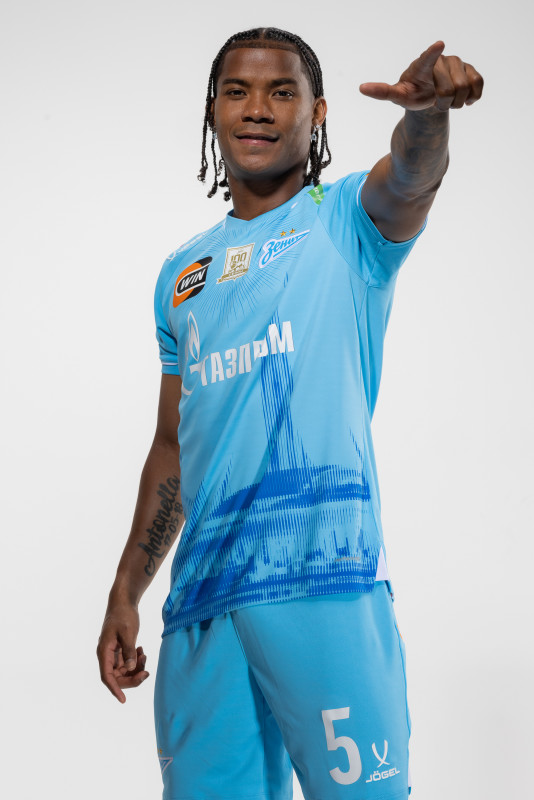 Фотосессия полузащитника ФК «Зенит» Вильмара Барриоса