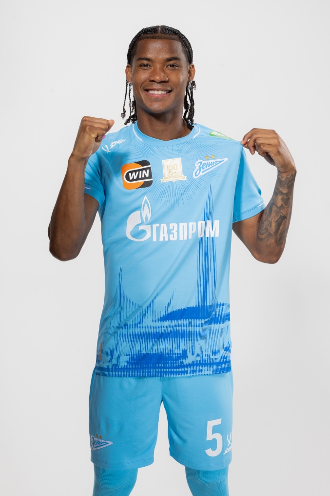 Фотосессия полузащитника ФК «Зенит» Вильмара Барриоса