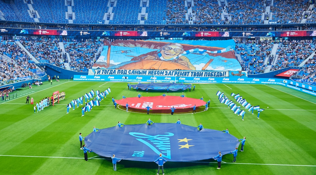 Перфоманс болельщиков в начале матча «Зенит» — «Рубин»