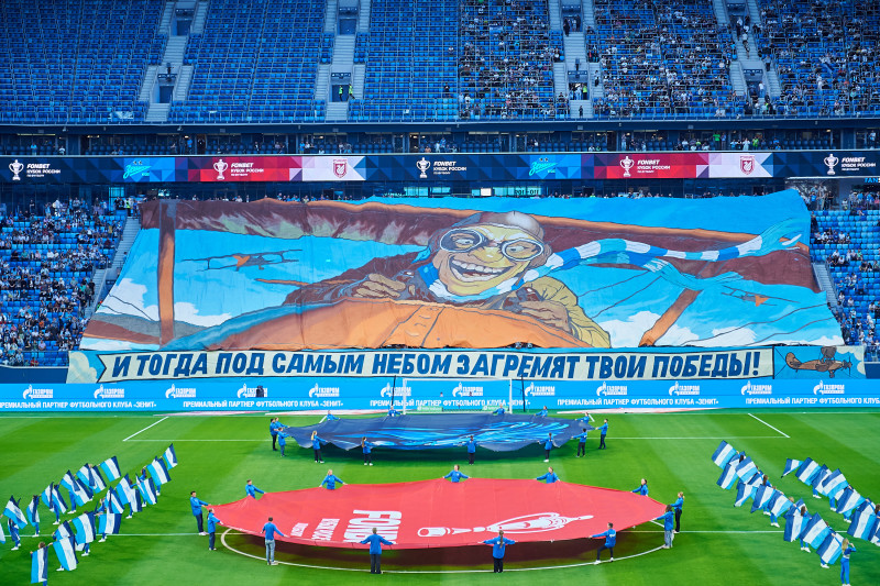 Перфоманс болельщиков в начале матча «Зенит» — «Рубин»