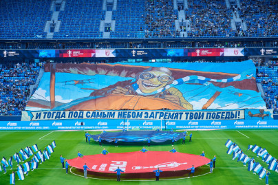 Перфоманс болельщиков в начале матча «Зенит» — «Рубин»