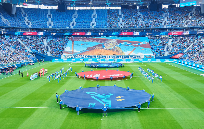 Перфоманс болельщиков в начале матча «Зенит» — «Рубин»