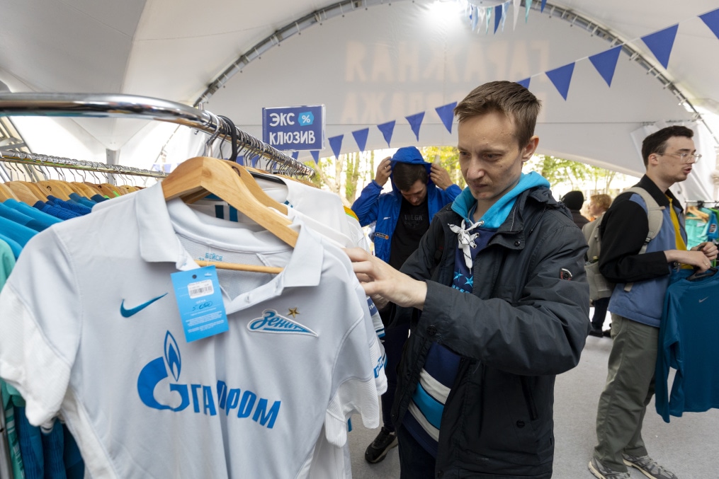 «Win City — городе в Зените»: гаражная распродажа футбольной экипировки «Зенита»