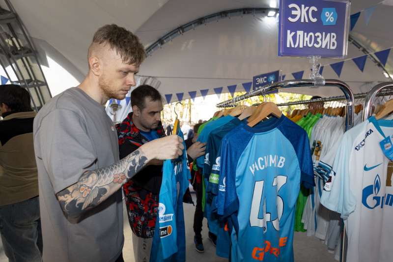 «Win City — городе в Зените»: гаражная распродажа футбольной экипировки «Зенита»