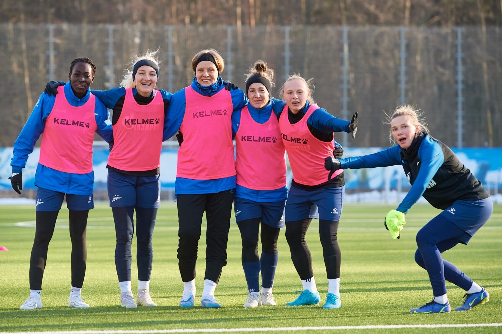 Тренировка женской команды на базе в Удельном парке