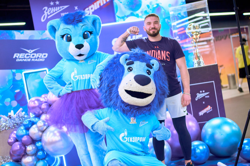 Сине-бело-голубой огонек в фитнес-клубе Spirit. Fitness в ТК «Невский Центр»