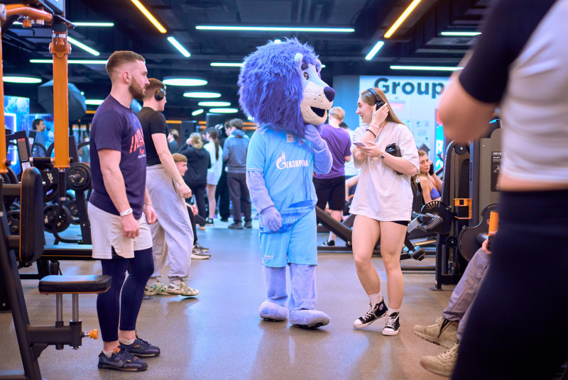 Сине-бело-голубой огонек в фитнес-клубе Spirit. Fitness в ТК «Невский Центр»