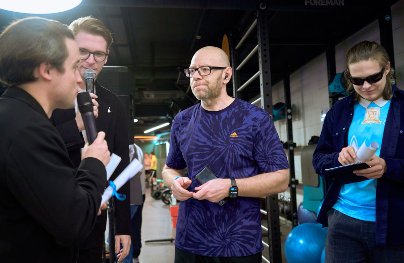 Сине-бело-голубой огонек в фитнес-клубе Spirit. Fitness в ТК «Невский Центр»