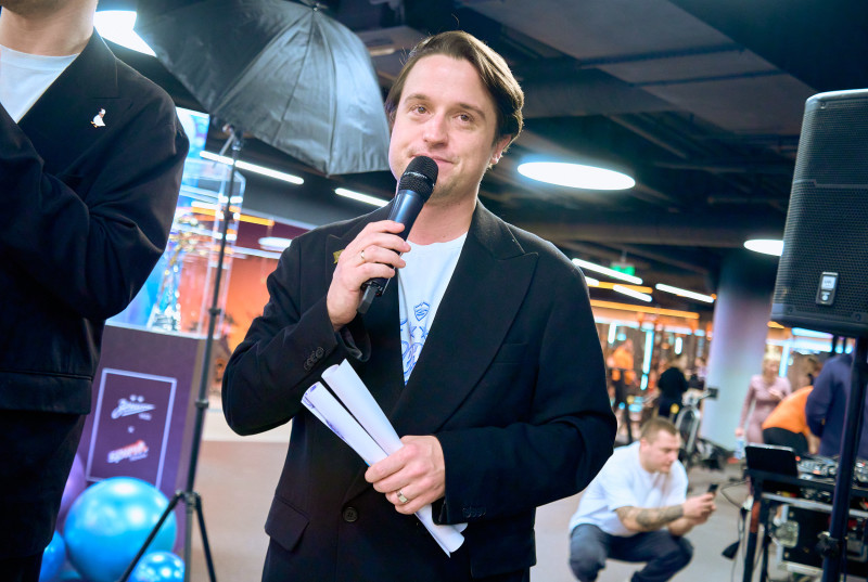 Сине-бело-голубой огонек в фитнес-клубе Spirit. Fitness в ТК «Невский Центр»