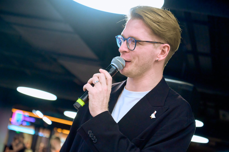 Сине-бело-голубой огонек в фитнес-клубе Spirit. Fitness в ТК «Невский Центр»