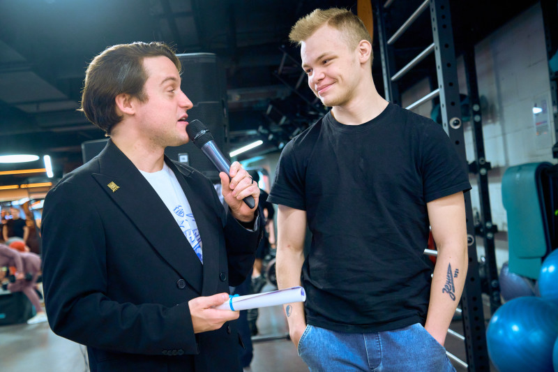 Сине-бело-голубой огонек в фитнес-клубе Spirit. Fitness в ТК «Невский Центр»