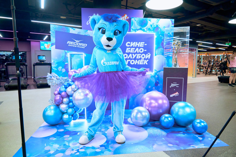 Сине-бело-голубой огонек в фитнес-клубе Spirit. Fitness в ТК «Невский Центр»