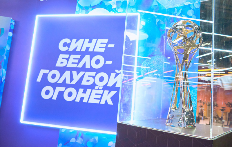 Сине-бело-голубой огонек в фитнес-клубе Spirit. Fitness в ТК «Невский Центр»