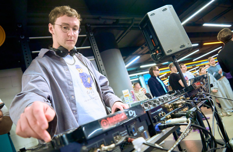 Сине-бело-голубой огонек в фитнес-клубе Spirit. Fitness в ТК «Невский Центр»