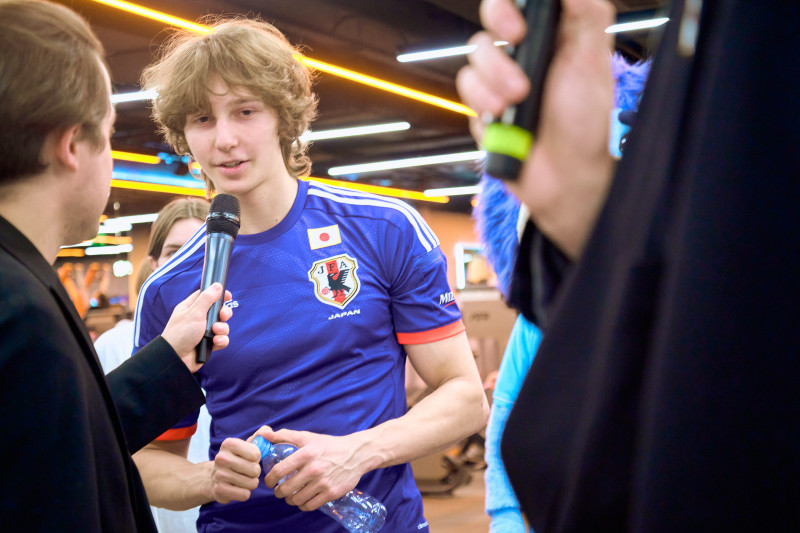 Сине-бело-голубой огонек в фитнес-клубе Spirit. Fitness в ТК «Невский Центр»