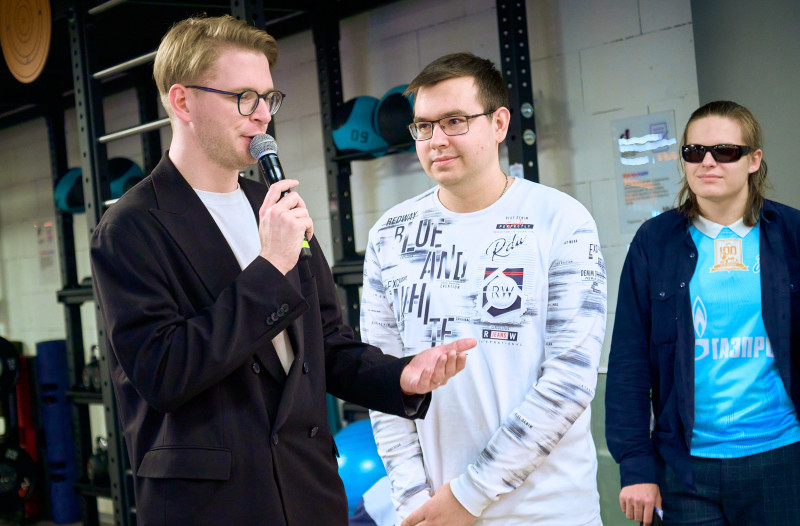 Сине-бело-голубой огонек в фитнес-клубе Spirit. Fitness в ТК «Невский Центр»