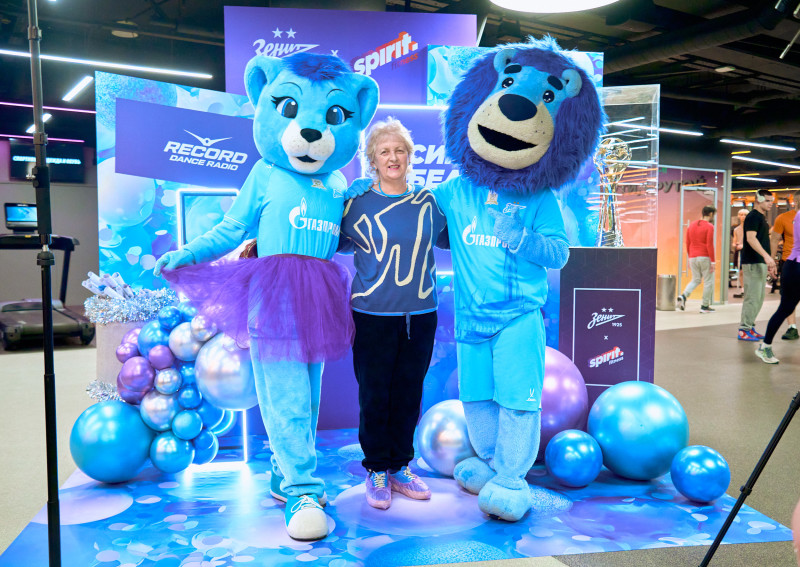 Сине-бело-голубой огонек в фитнес-клубе Spirit. Fitness в ТК «Невский Центр»