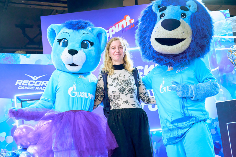 Сине-бело-голубой огонек в фитнес-клубе Spirit. Fitness в ТК «Невский Центр»