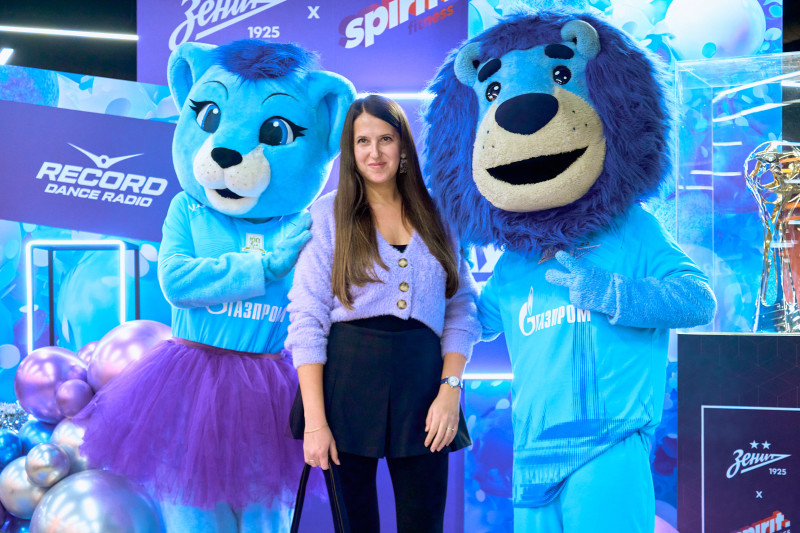 Сине-бело-голубой огонек в фитнес-клубе Spirit. Fitness в ТК «Невский Центр»