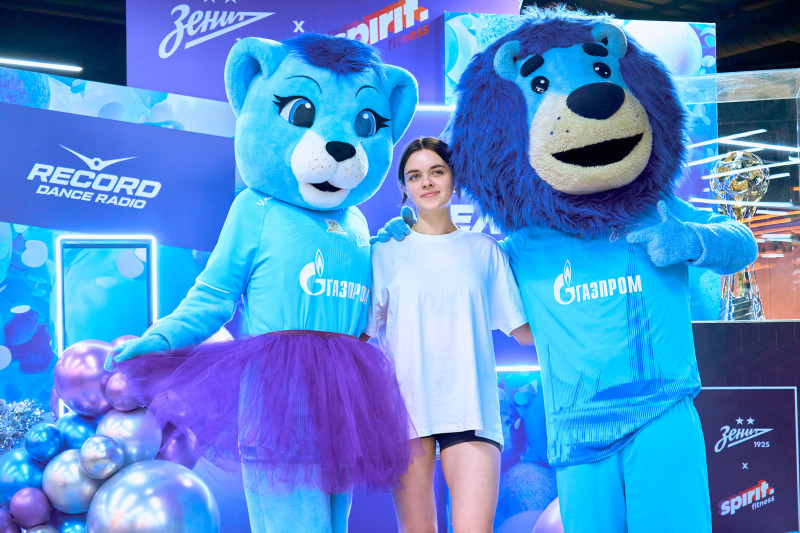 Сине-бело-голубой огонек в фитнес-клубе Spirit. Fitness в ТК «Невский Центр»