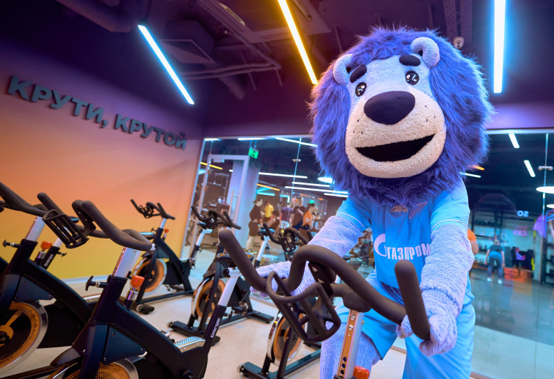 Сине-бело-голубой огонек в фитнес-клубе Spirit. Fitness в ТК «Невский Центр»