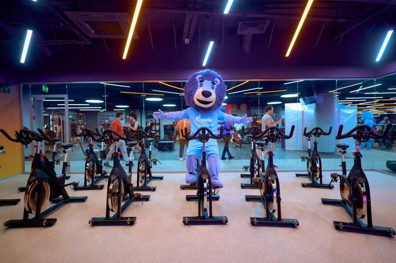 Сине-бело-голубой огонек в фитнес-клубе Spirit. Fitness в ТК «Невский Центр»