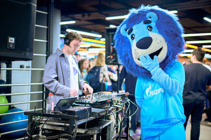 Сине-бело-голубой огонек в фитнес-клубе Spirit. Fitness в ТК «Невский Центр»