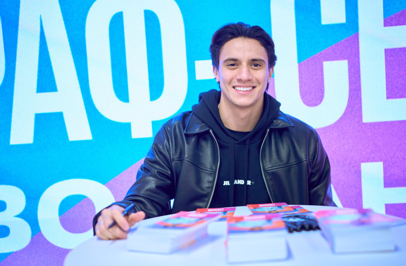 Сине-бело-голубой огонек в фитнес-клубе Spirit. Fitness в ТК «Невский Центр»