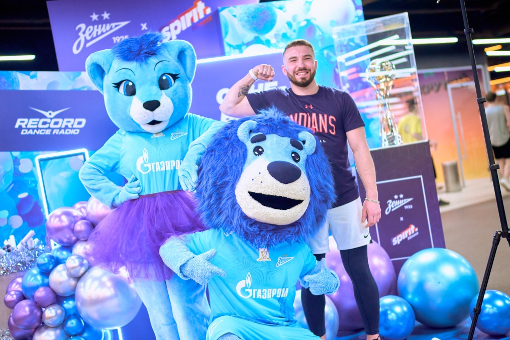 Сине-бело-голубой огонек в фитнес-клубе Spirit. Fitness в ТК «Невский Центр»