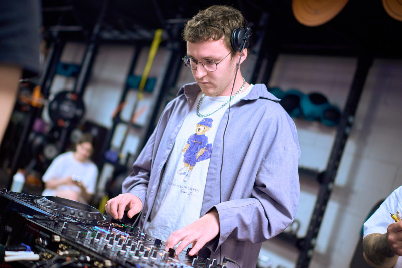 Сине-бело-голубой огонек в фитнес-клубе Spirit. Fitness в ТК «Невский Центр»