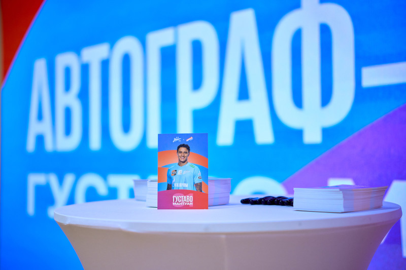 Сине-бело-голубой огонек в фитнес-клубе Spirit. Fitness в ТК «Невский Центр»