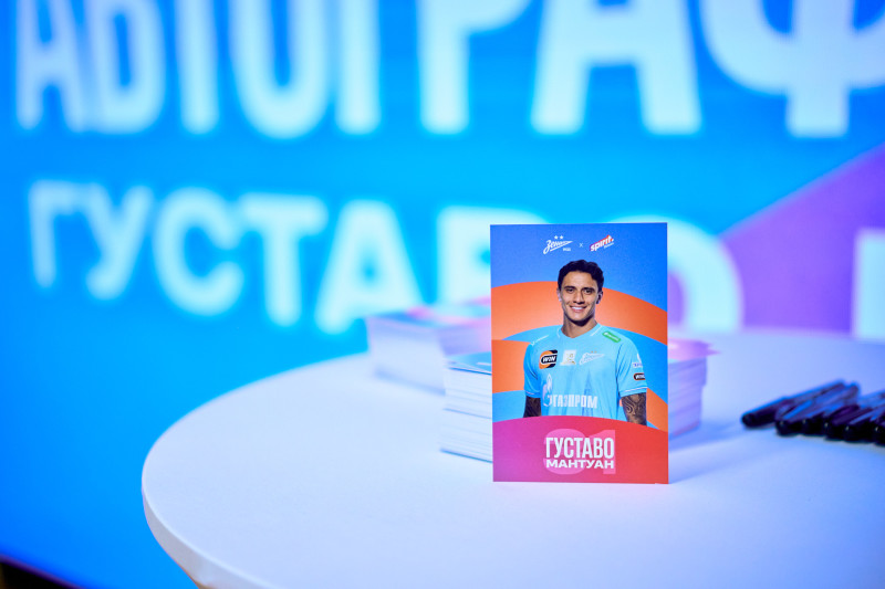 Сине-бело-голубой огонек в фитнес-клубе Spirit. Fitness в ТК «Невский Центр»