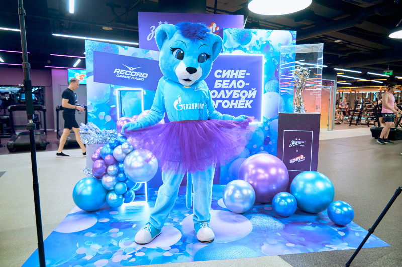 Сине-бело-голубой огонек в фитнес-клубе Spirit. Fitness в ТК «Невский Центр»