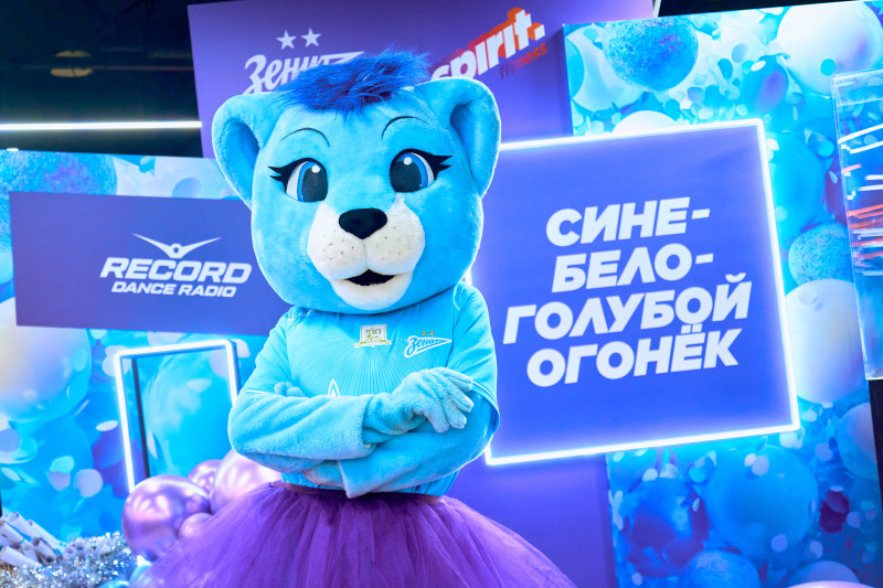 Сине-бело-голубой огонек в фитнес-клубе Spirit. Fitness в ТК «Невский Центр»