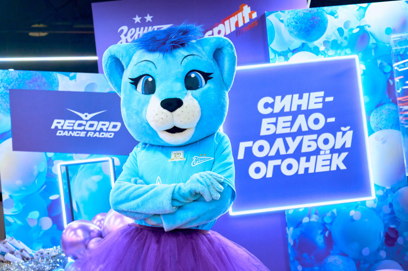 Сине-бело-голубой огонек в фитнес-клубе Spirit. Fitness в ТК «Невский Центр»